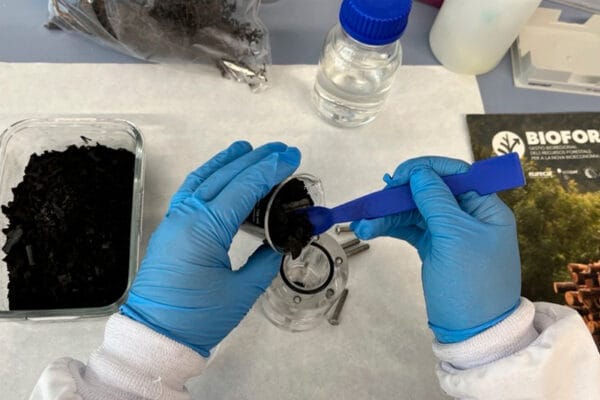 Eurecat transforma residus forestals en nous materials per utilitzar-los per a la descontaminació d’aigües i la regeneració dels sòls